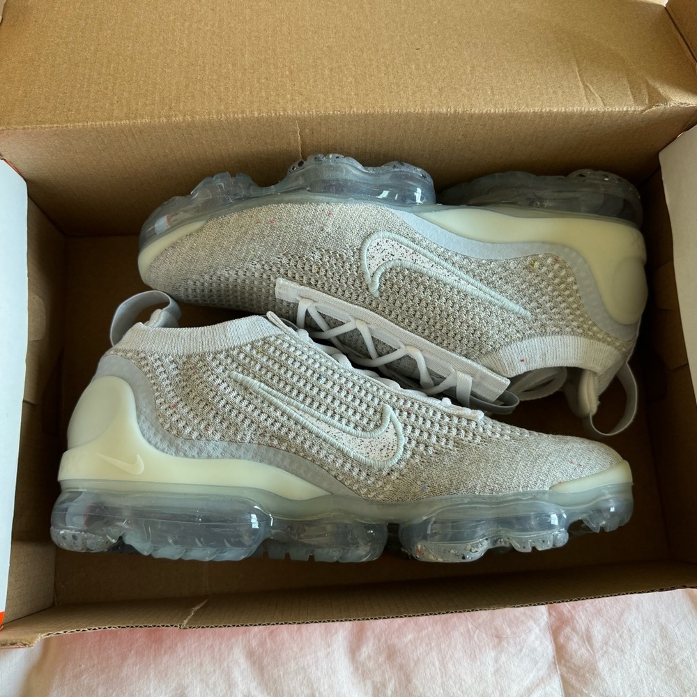 Women Nike Air VaporMax Flyknit 2021
White/white/silver
Phantom off white